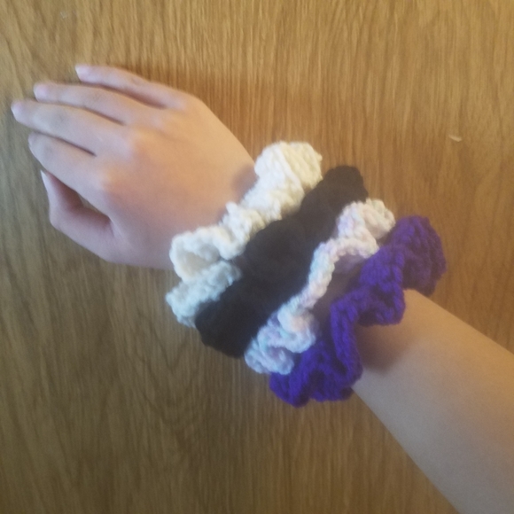 Crochet Ruffle Scrunchie 4 pack - Picture 1 of 2
